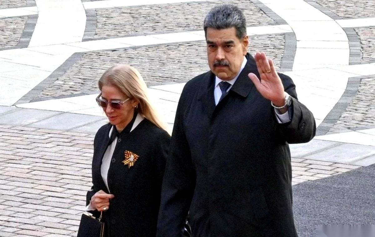 马杜罗最绝望的一刻，不是看到美国特战队，而是发现自己睡的军营，大门是敞开的！
 