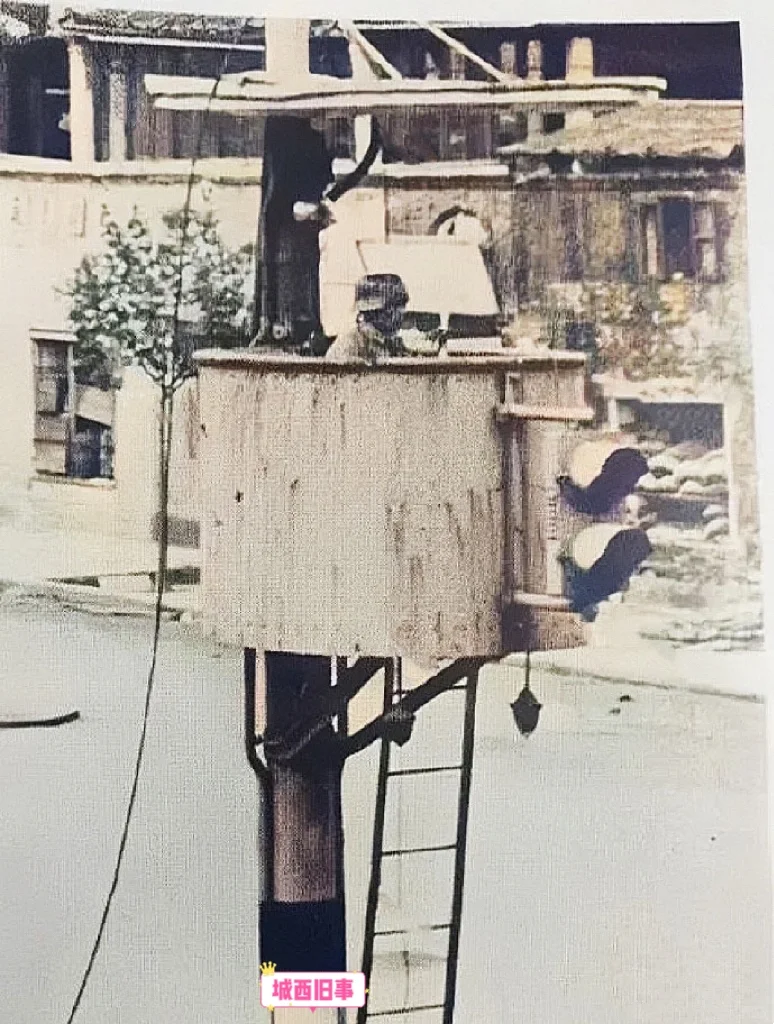 1937年，淞沪会战时期，一名国军机枪手坚守在十字路口的交通信号灯箱里...