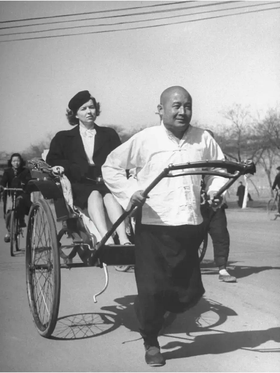 1931年，昔日清廷“铁帽子王”晏森在街头拉黄包车谋生时的一幕，晏森的家族显赫，
