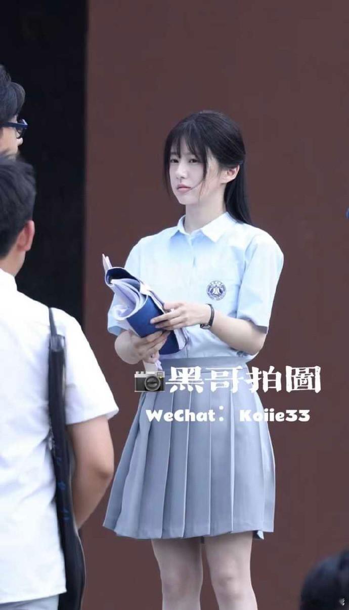 周柯宇和恩包上恩的新剧《炽夏》校服造型曝光，青春校园氛围浓郁。 ​​​
