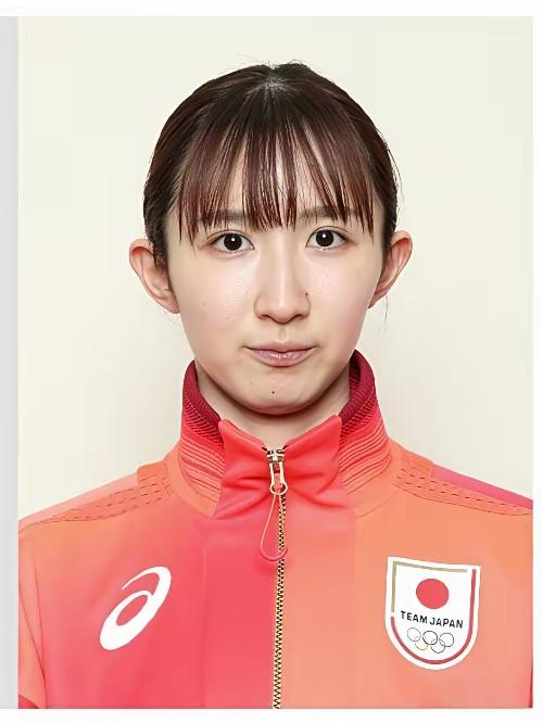 早田希娜位置尴尬，处境艰难！日本名将早田希娜目前处在尴尬的位置上，她曾排名世界第