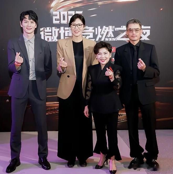 个子不高的邓亚萍正是她特别有辨识度的地方，旁边的林丹和郎平我也认识，那个穿西装的
