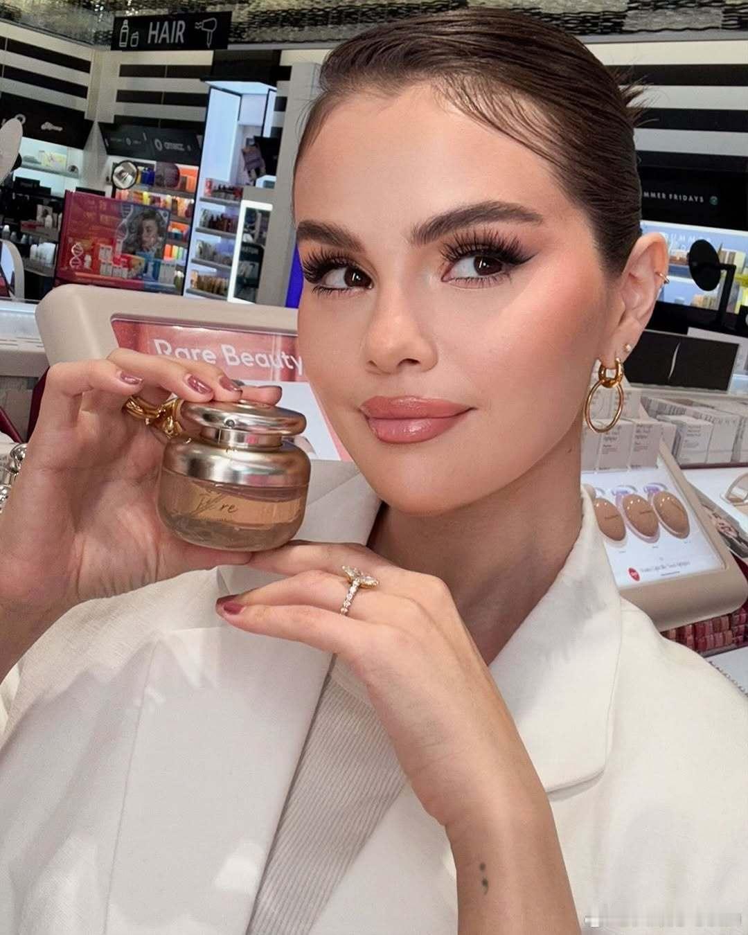 selena gomez赛琳娜戈麦斯为自家美妆品牌Rare Beauty与丝芙兰