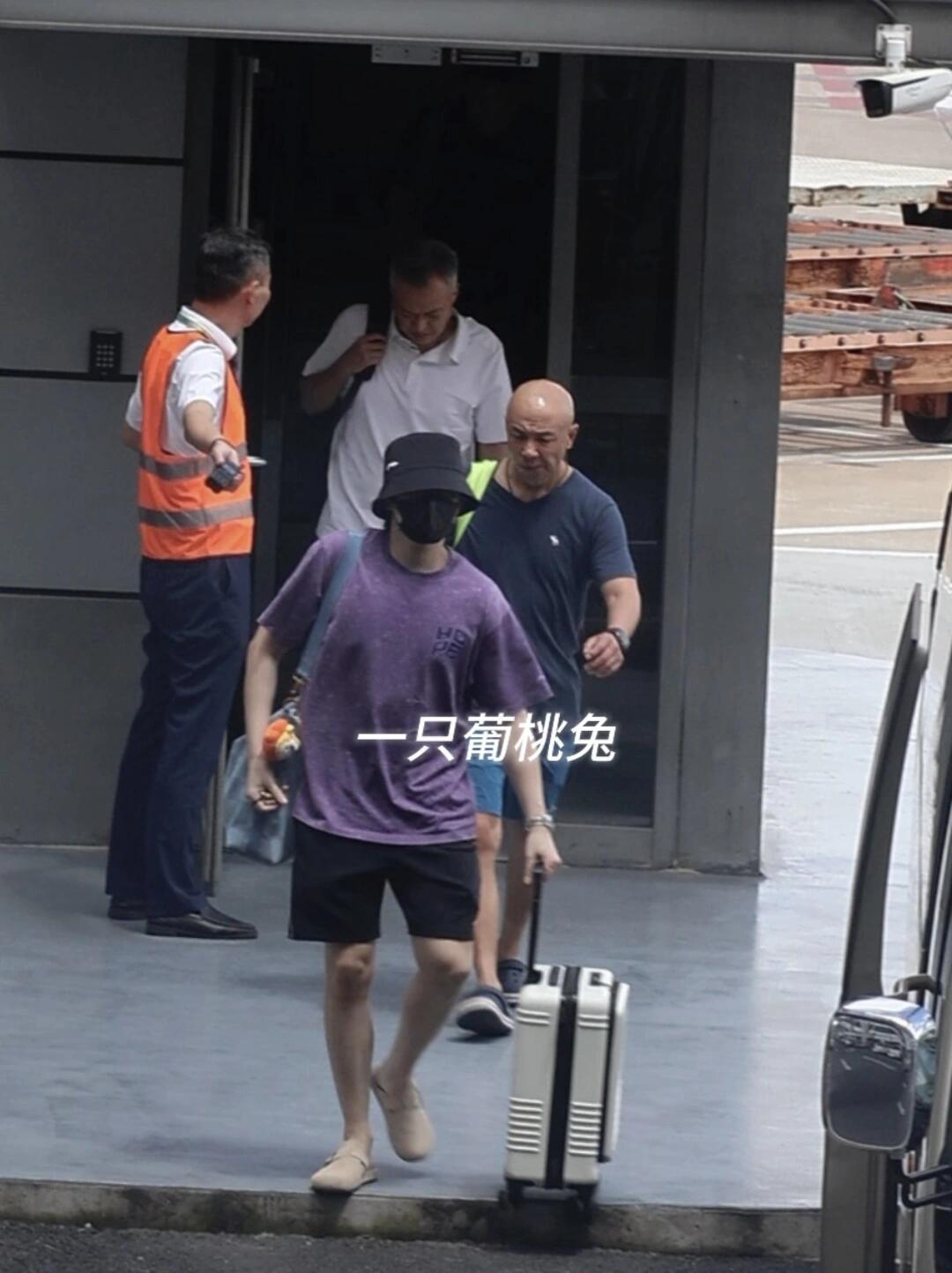 王楚钦全副武装，出行有一种大佬怕跑了的感觉，身后全是国乒资深元老！
这四位都是北