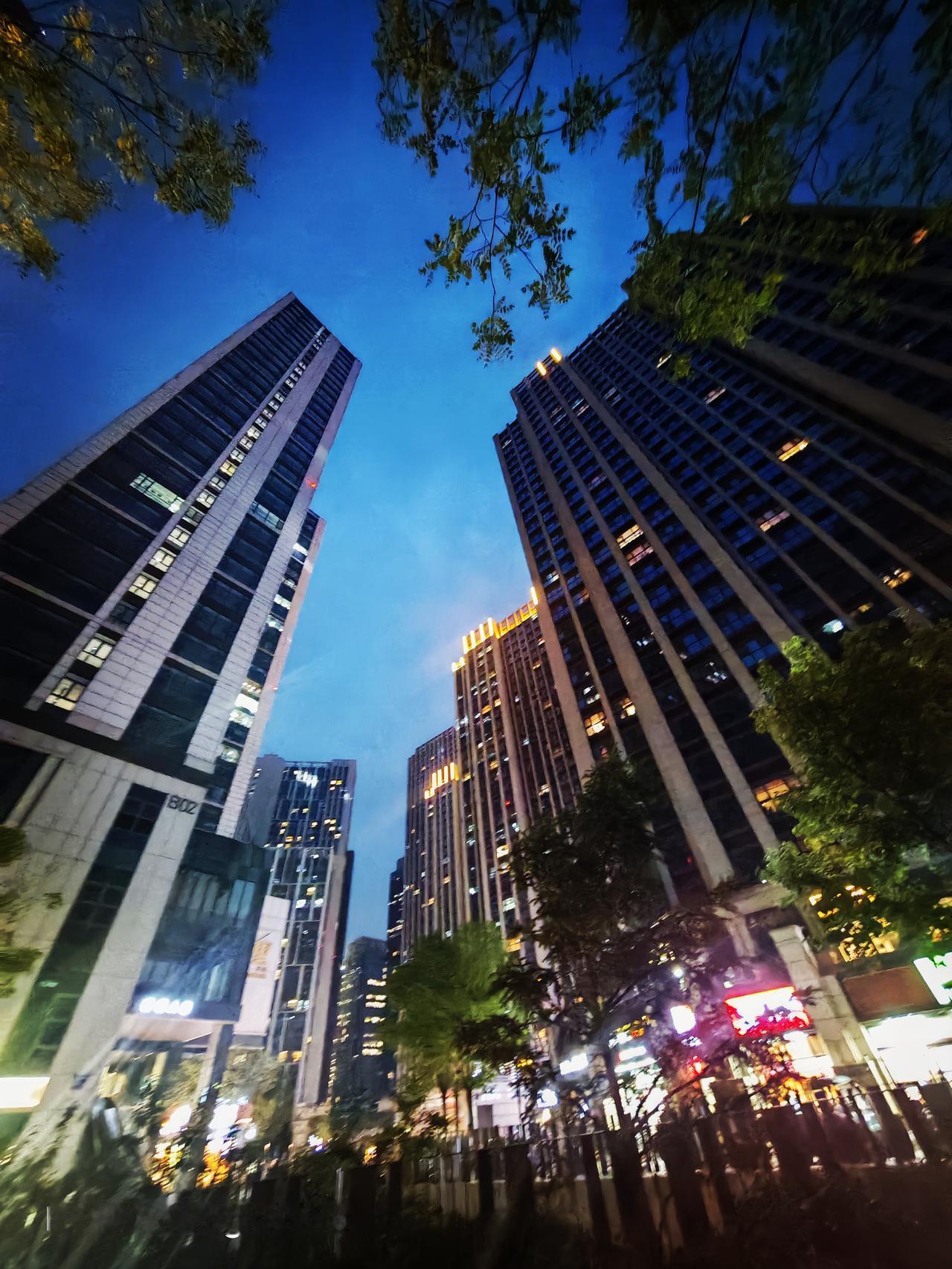晚上沿着滨河路散步，忍不住随手拍了拍城市风景。河对面的夜景简直绝了！五彩斑斓的灯