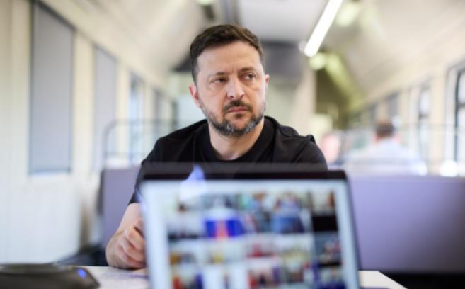 彻底沦为弃子！瑞典国王当众无视握手，西方信号明确：泽连斯基时代正式落幕

麻烦看