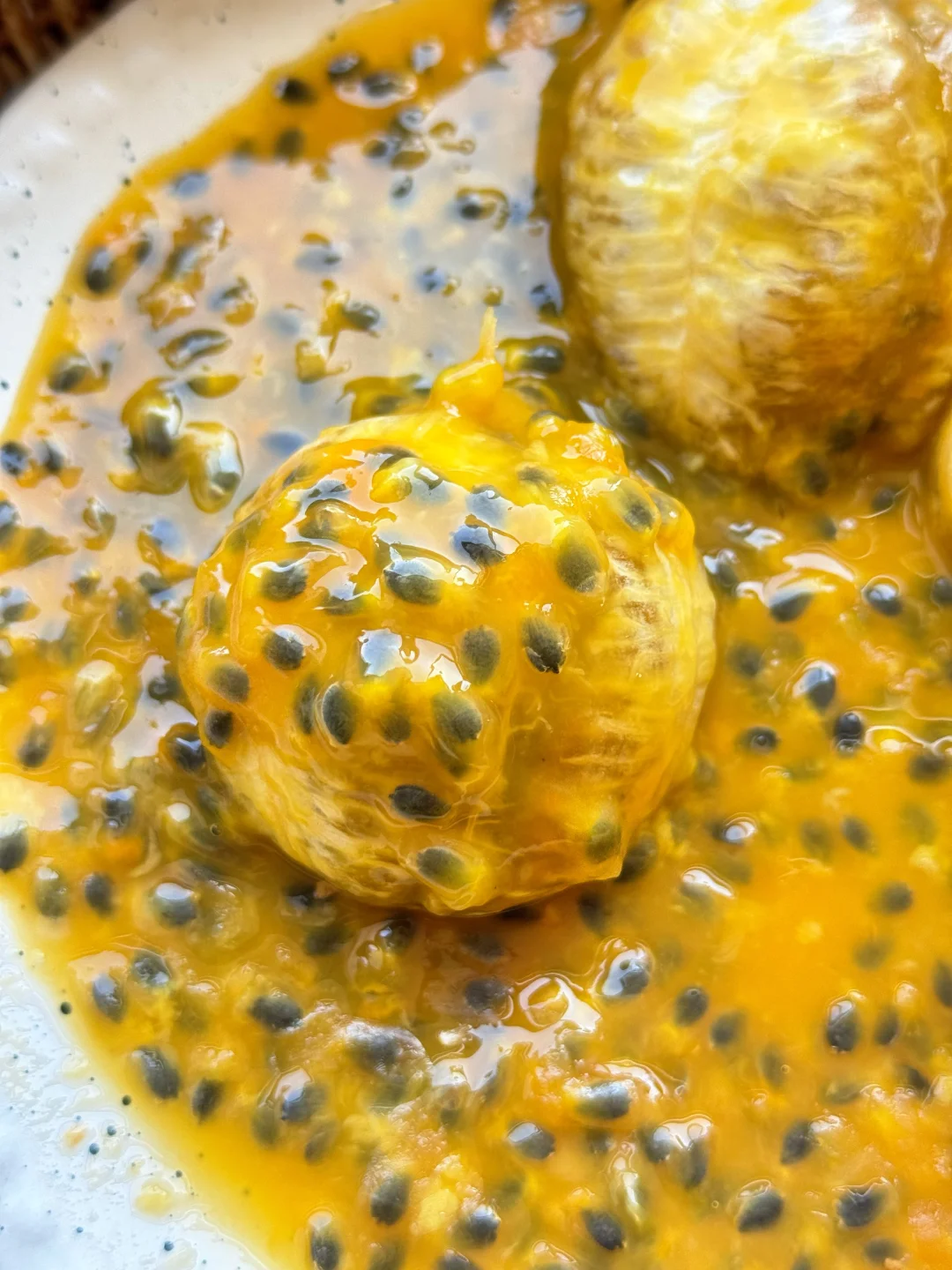 这颗黄金百香果真的把“酸甜”玩到了极致！