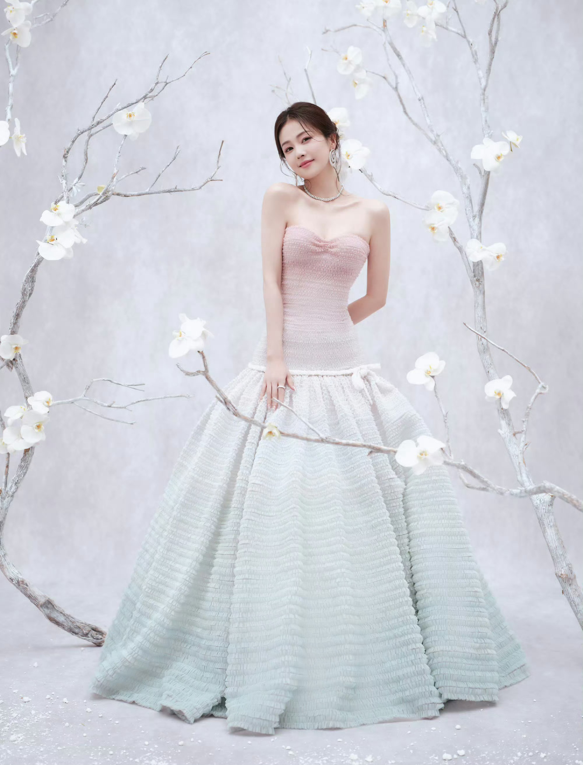 白鹿身穿Viktor & Rolf2023春夏高定，佩戴萧邦Chopard Hi