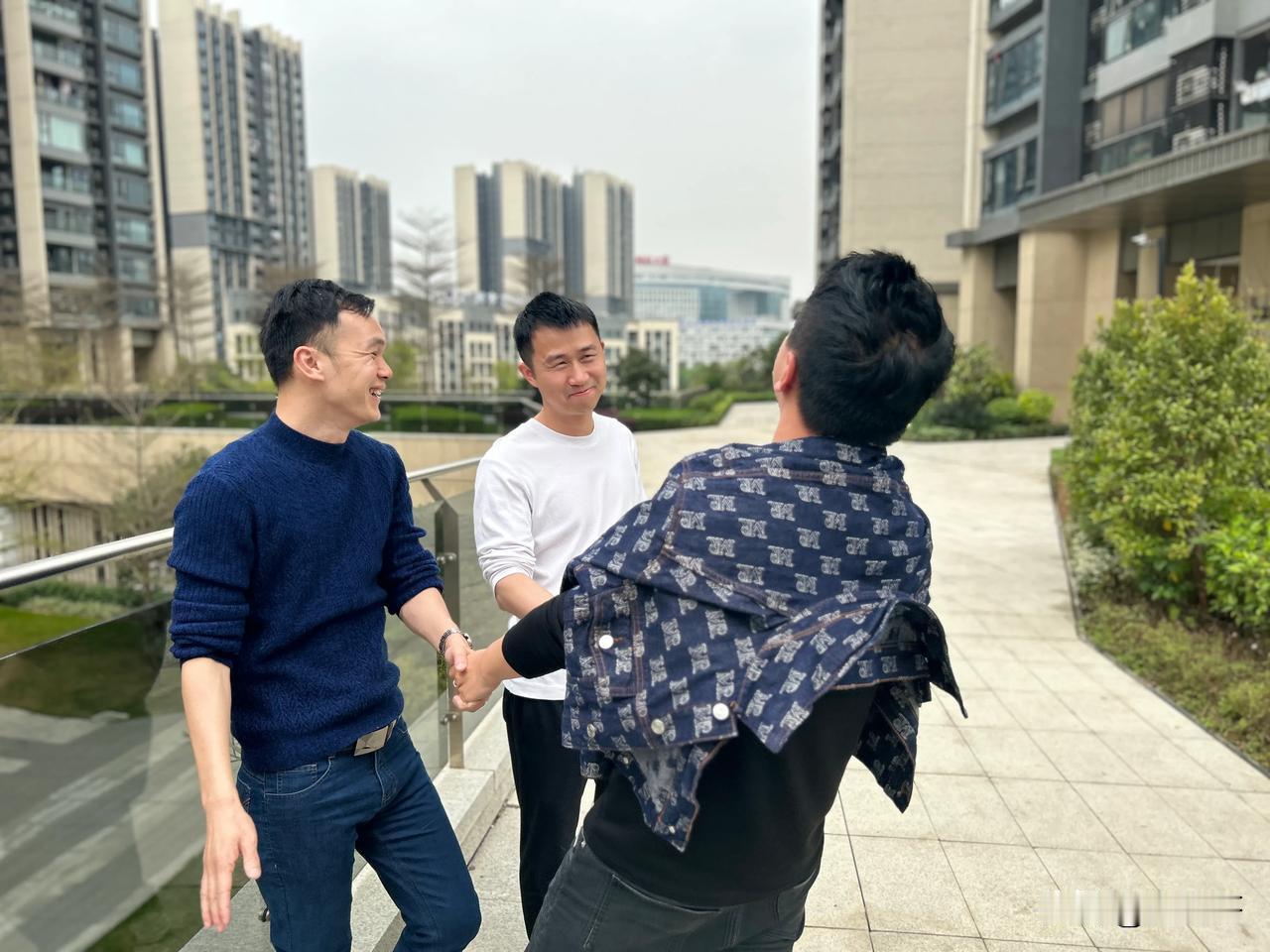 投资房产赚钱万变不离其宗的十二个字：“加杠杠买稀缺，终点等接盘侠”。

杠杠能降