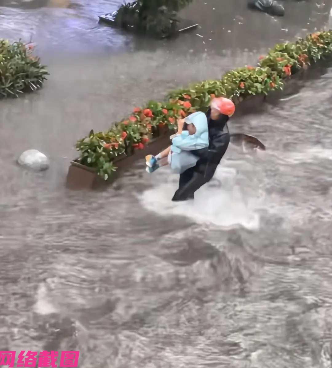 广州越秀农林下路在亿达大厦附近的一段路，遭遇到暴雨的侵袭而发生了雨水的湍流，途中