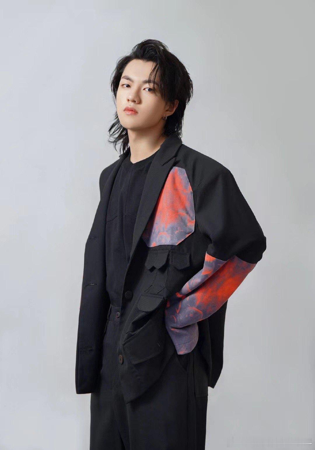 #钱正昊生日专场首唱新歌# 钱正昊，这个年轻的音乐人，用自己的音乐传递着青春与热