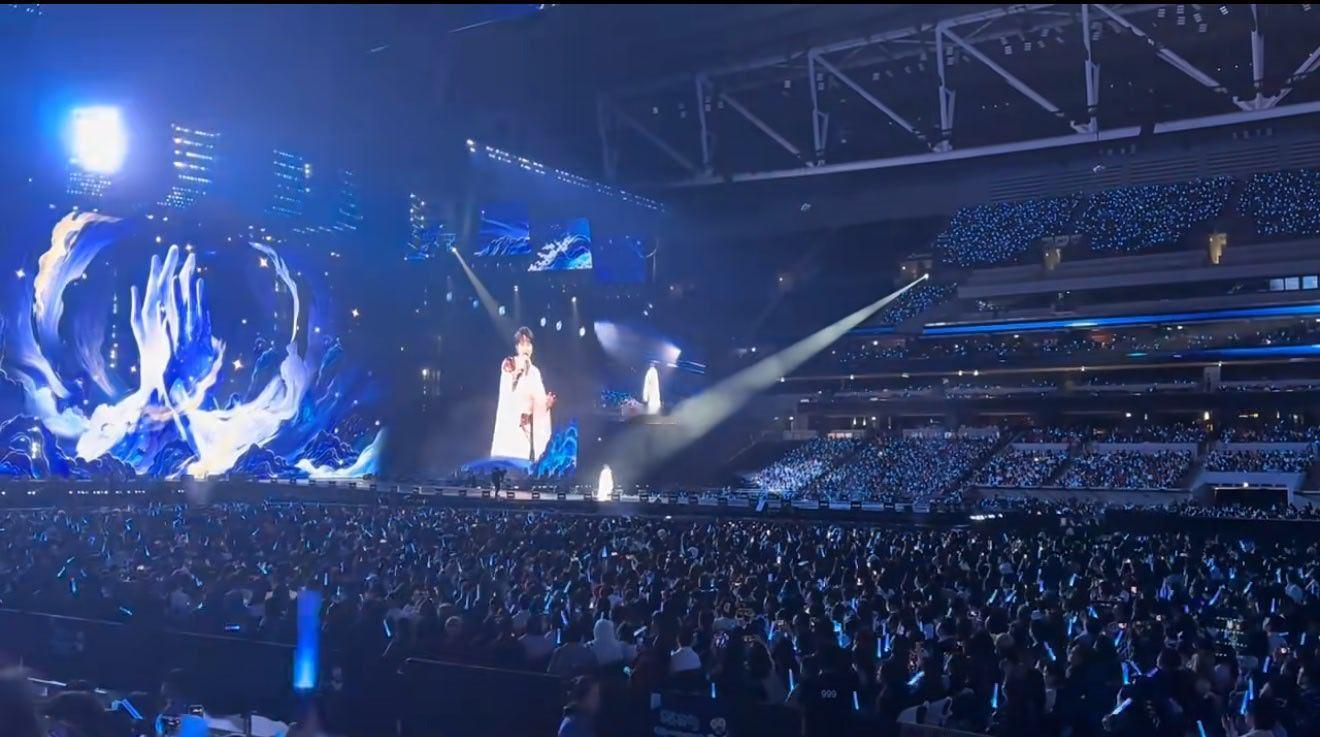 周深香港上座率周深演唱会最让我惊讶的不仅仅是人数，还有歌迷年龄构成。可以说是男女