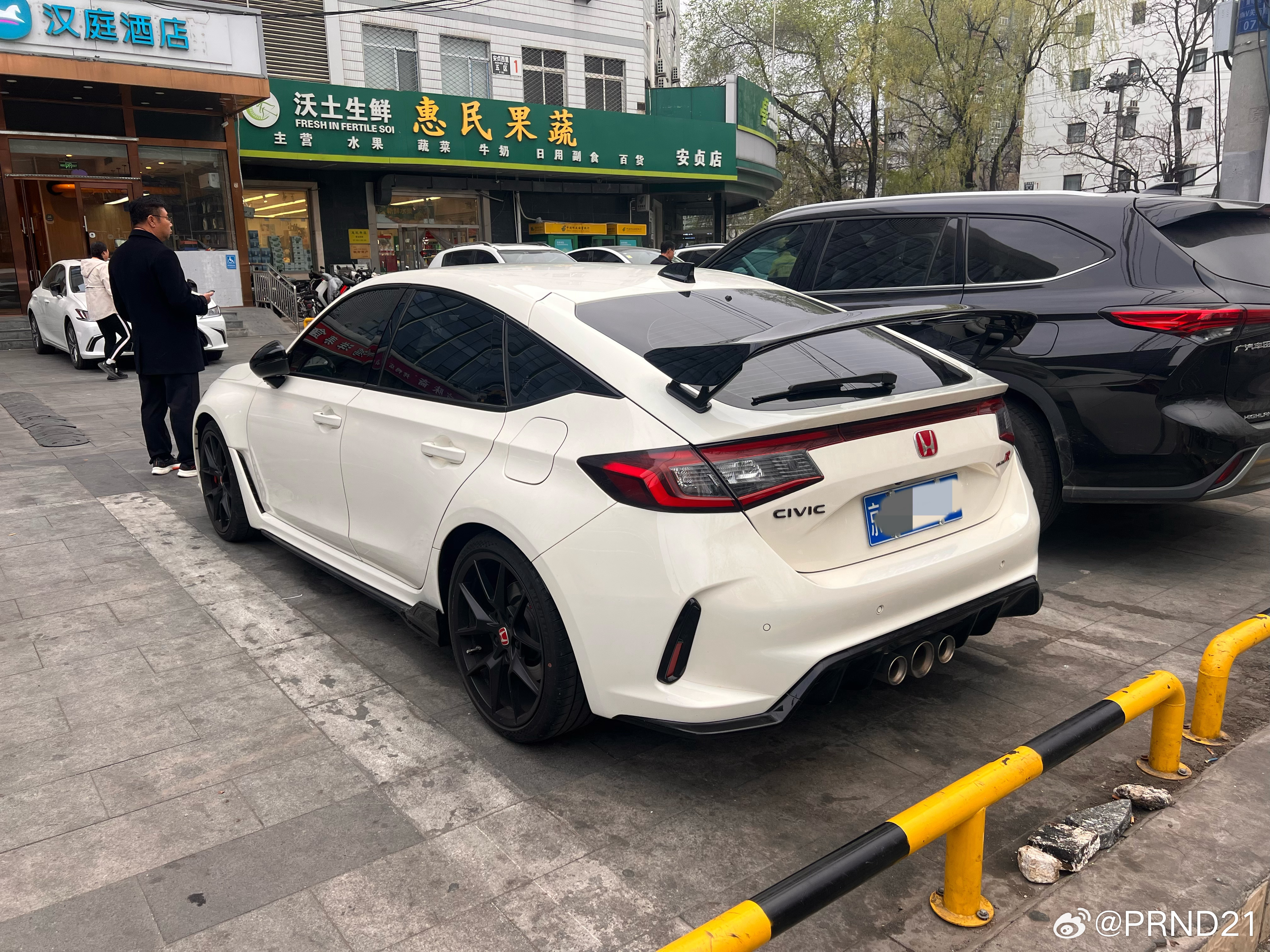 单位门口的小停车场真是卧虎藏龙，你很难说市民Type-R、蓝牌毛豆S、观致、Hi