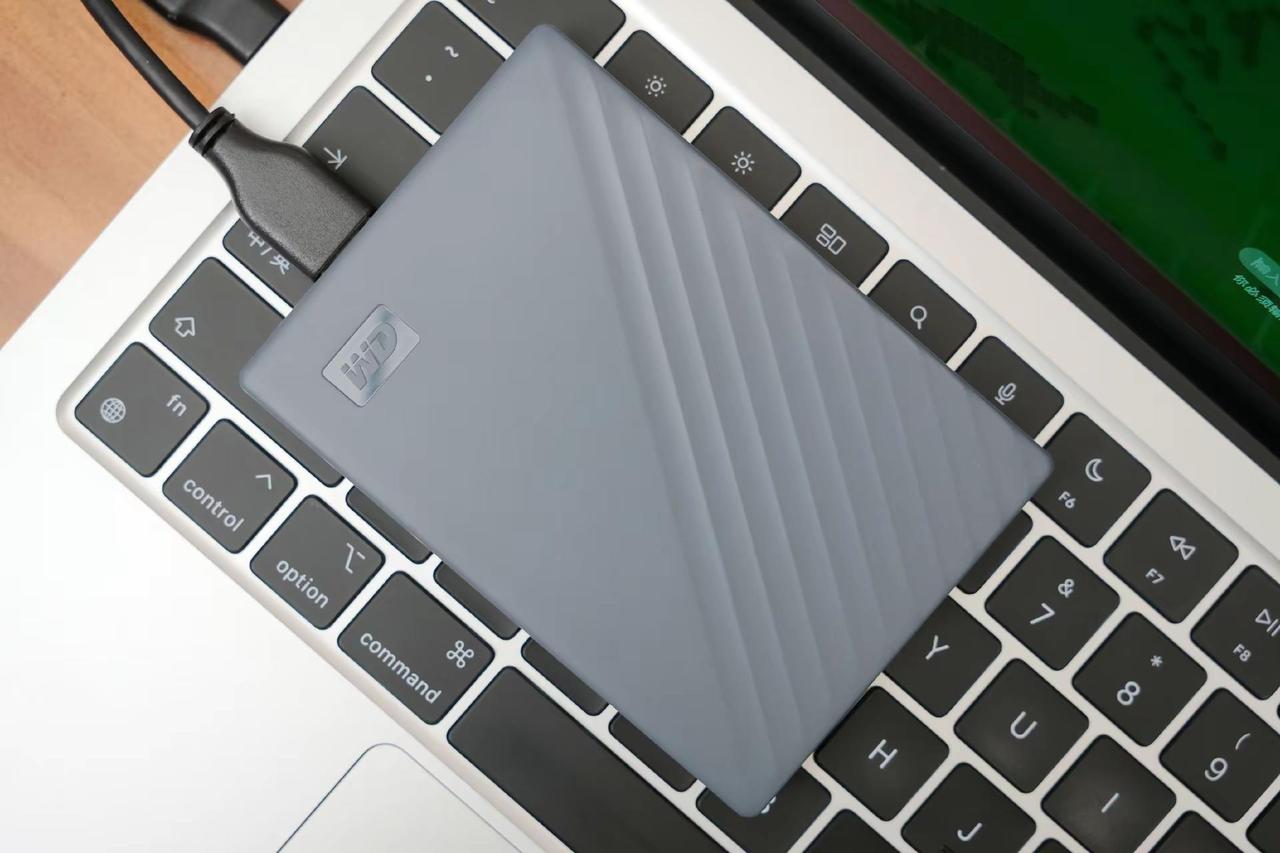 西数My Passport移动硬盘实测。SSD涨价太狠，最近急需扩容的小伙伴看过