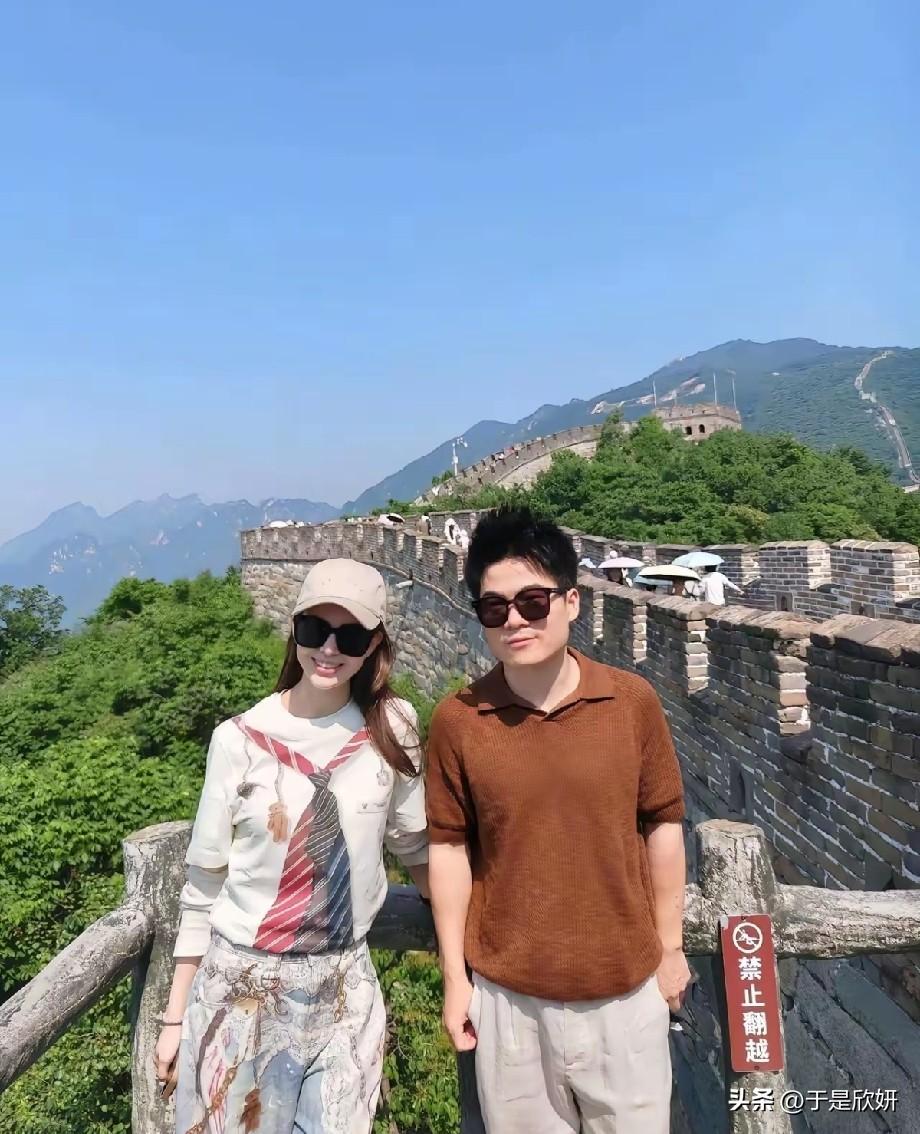 追星最高境界！董宇辉凭自身实力与偶像顶峰相见，活成励志范本
 
一组合照在网络刷