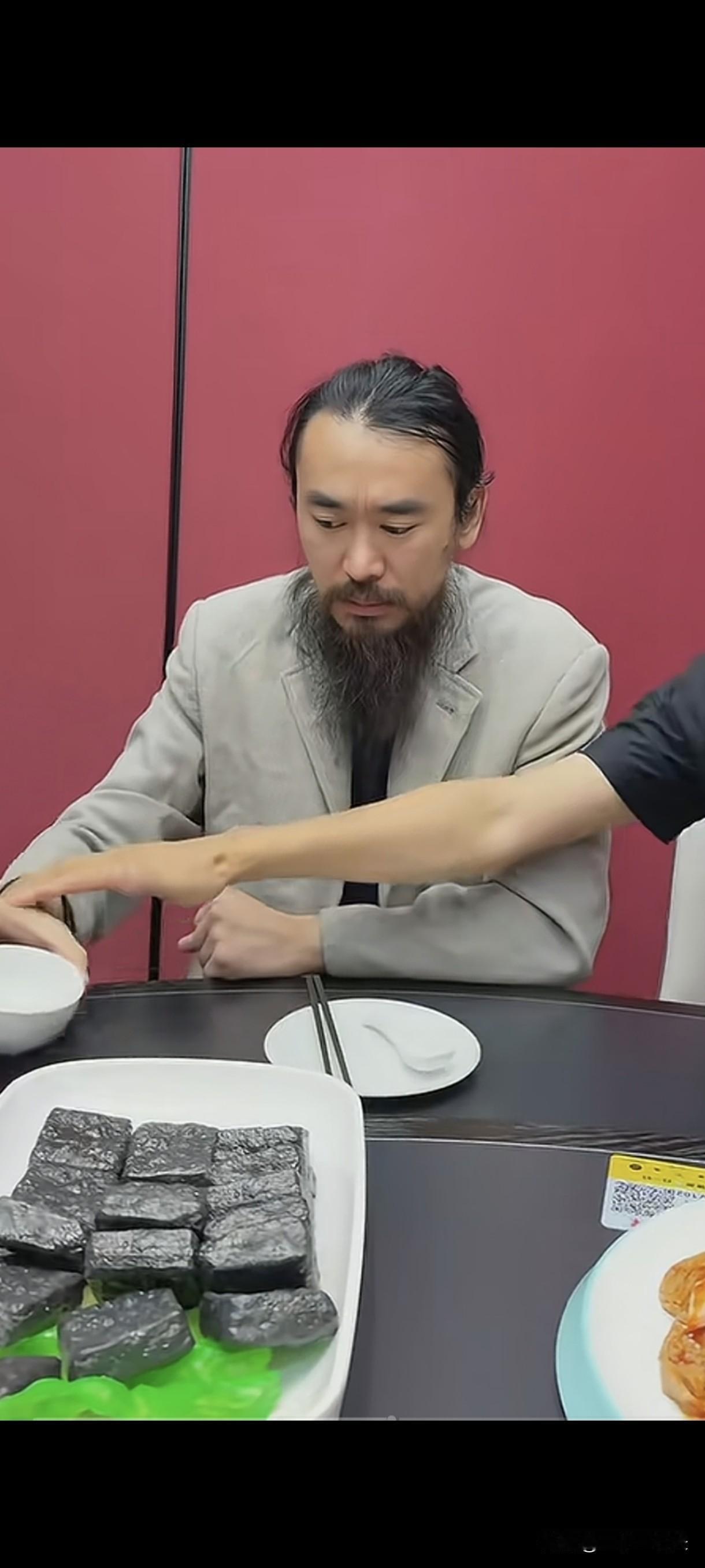 为免己尴尬，
为求己潇洒，
为保己尊严，
非己圈之友，
不聚。
非同道之人，
不