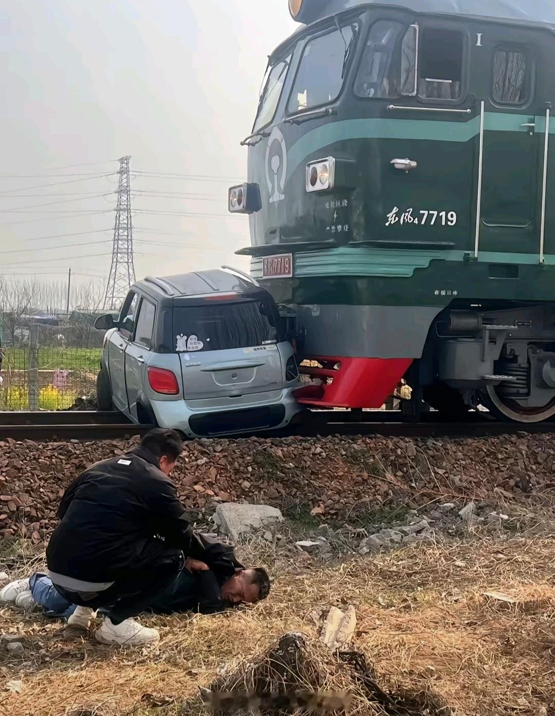 老头乐真的乐啊，都敢拦截火车了?！汽场全开 ​​​
