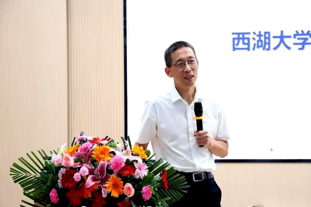 九江一中的礼堂过道里，全是垫着脚尖、伸长脖子往前张望的人。前排连个落脚的地方都没