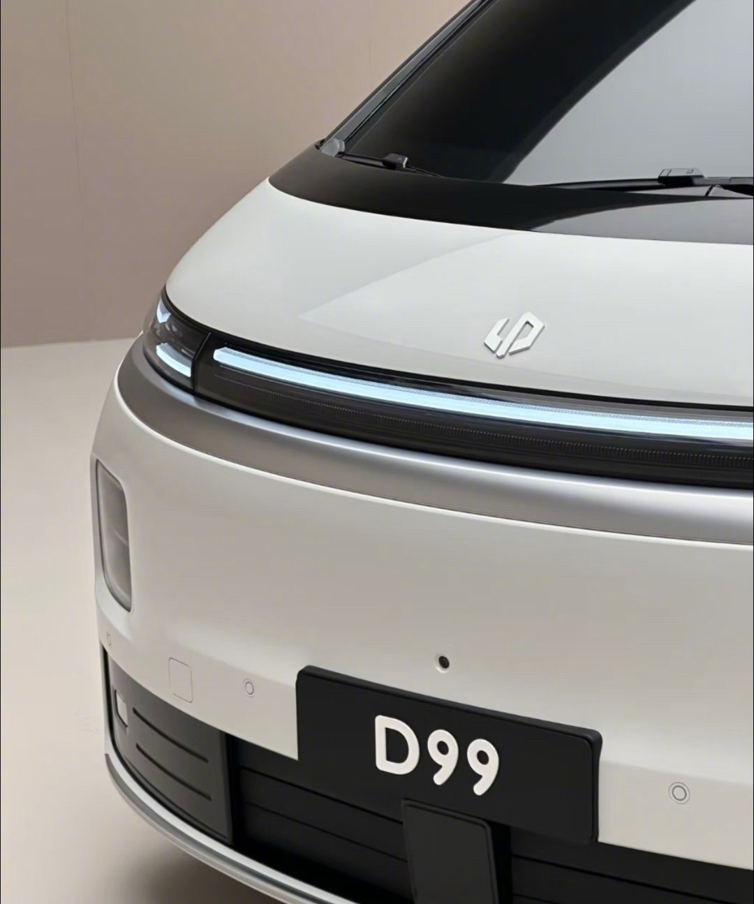 零跑 D99 首款纯电MPV，上市即刷屏，兼顾家用出行与轻商务接待，热度居高不下
