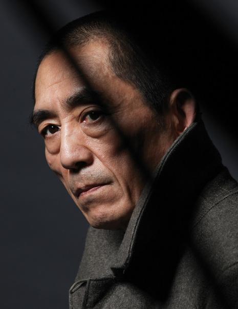 导演，张艺谋说，拍摄坚如磐石，我要求就是真实，第一次，所有演员不化妆，都是素颜出