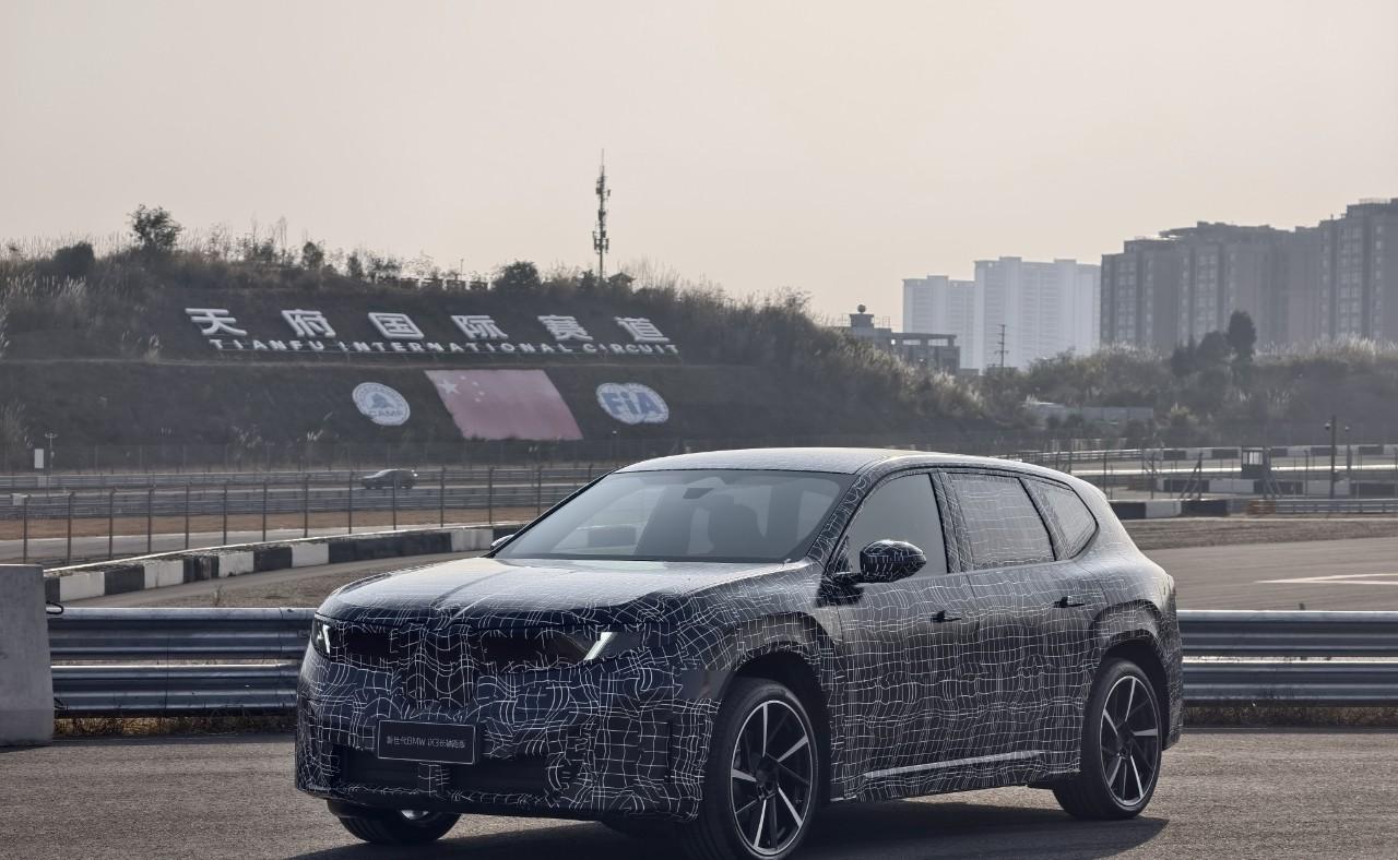 国产宝马iX3现身成都赛道，彻底摆脱油改电近日，贴满伪装的国产宝马iX3纯电SU