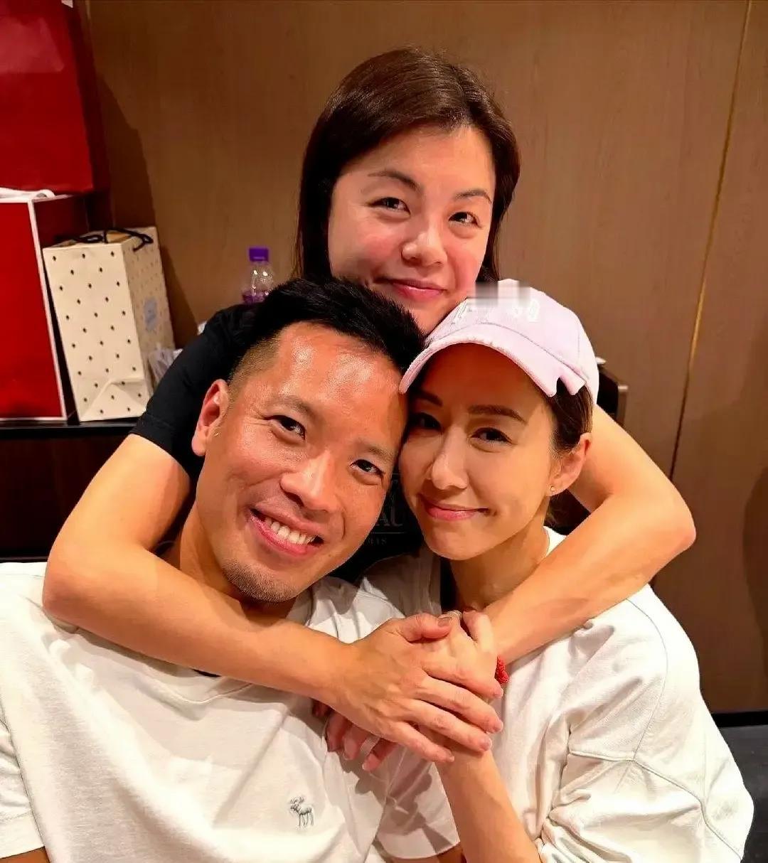 胡定欣被拍到和圈外男友十指紧扣逛澳门，照片里她笑得像刚领完奖。
港媒说男方做金融