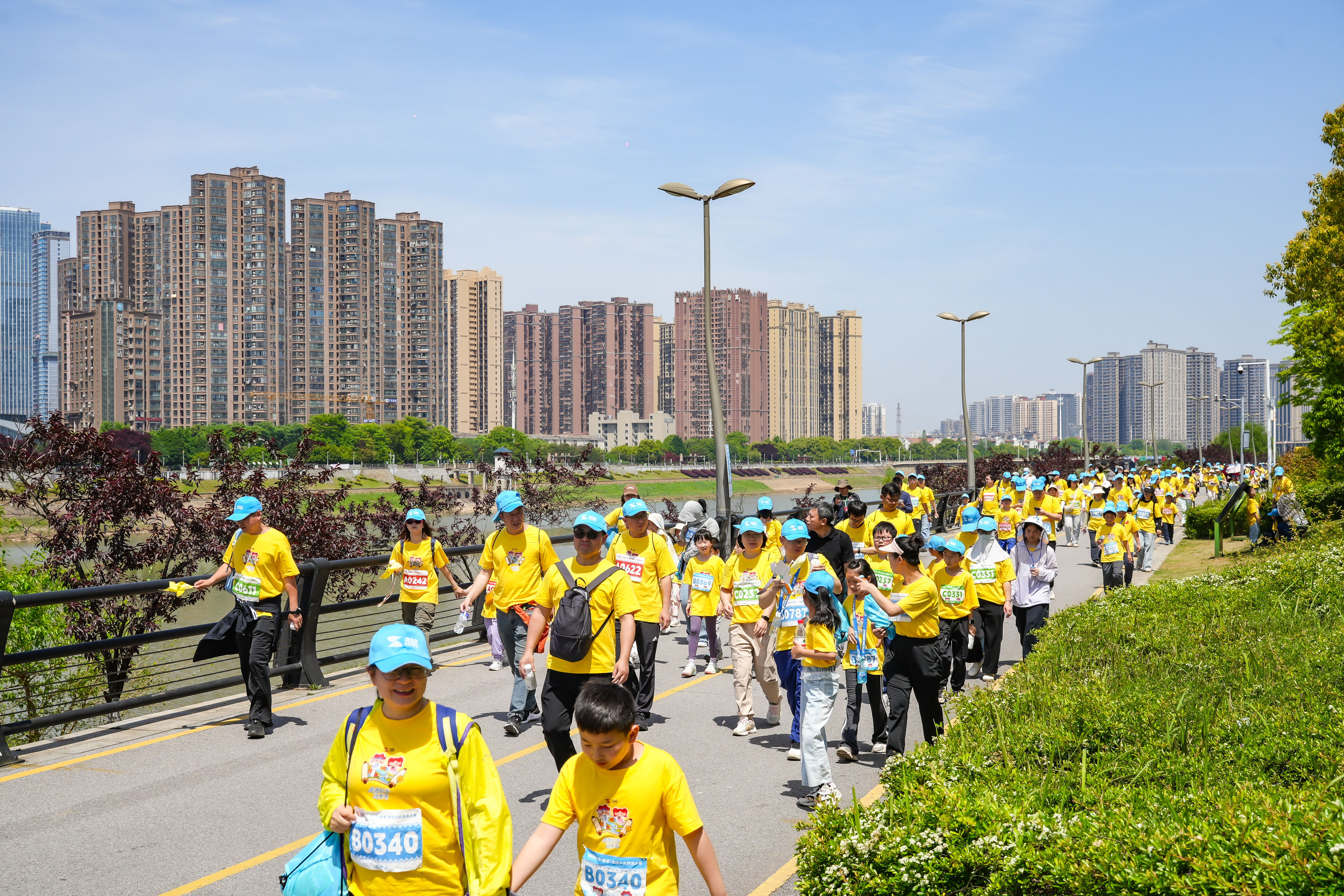 长沙走娃走一次少年马拉松今天陪娃走完了6.8公里，脚有点酸，但心里特别暖。小家伙
