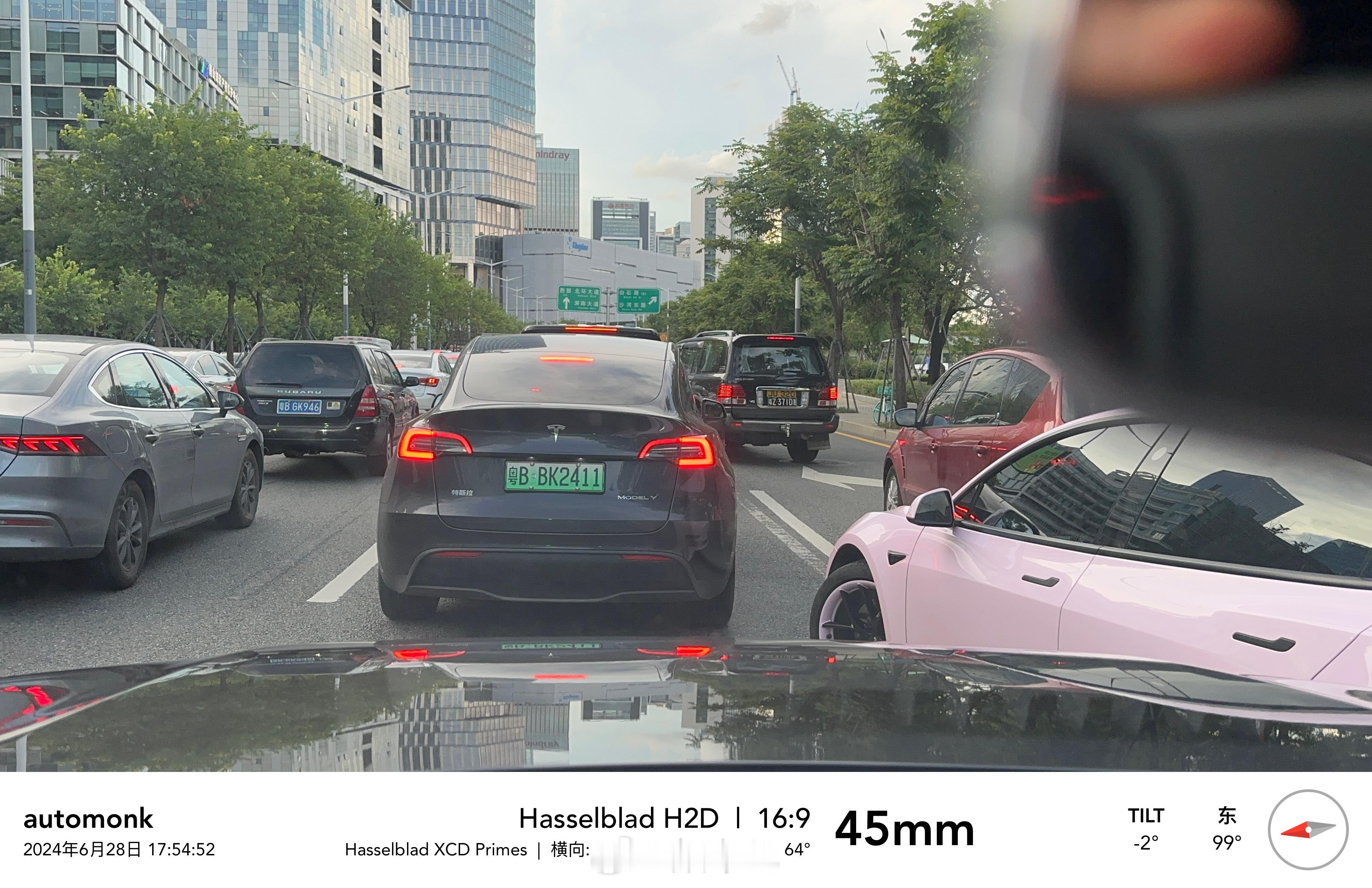 两台车不打转向灯，一前一后强并线进来，我果断做出礼让的决定，不费吹灰之力就将潜在