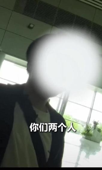 深圳，边检民警发现了一对特殊的出国旅客，其中的小姑娘是刚高考完的学生，一问才知道