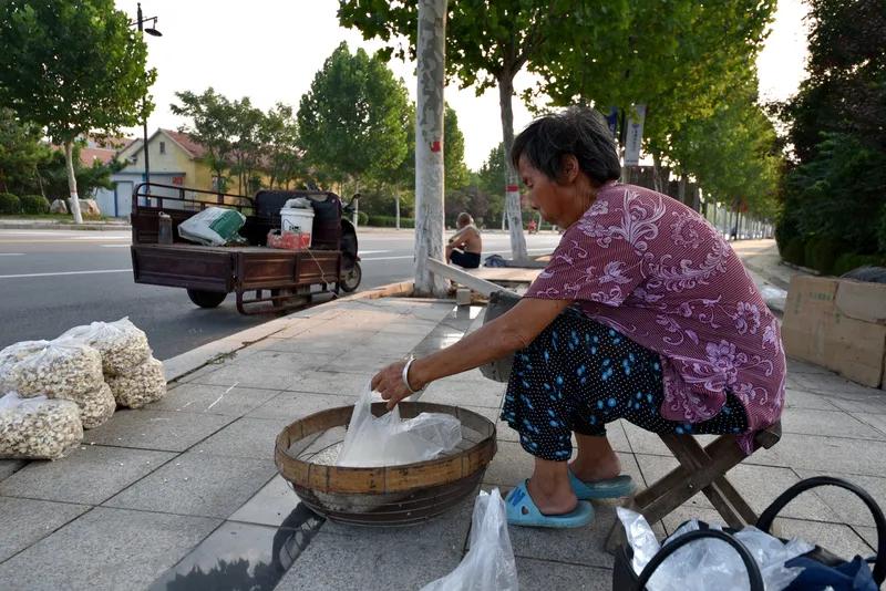 老李想去看刘妈，
忙奔集市买鱼虾，
满心欢喜把家回，
还带几个哈蜜瓜。