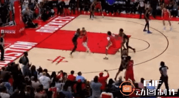 致命失误！今天NBA常规赛火箭对阵鹈鹕的比赛战至最后一刻才分出胜负，杜兰特在终场