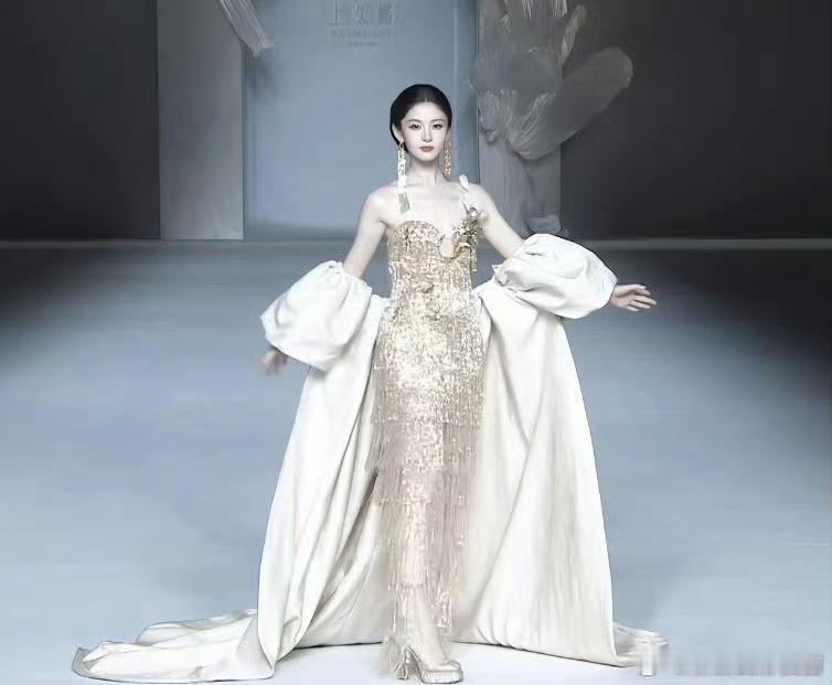 赵晴怎么美成这样了救命赵晴这是什么人间富贵花，盘发一弄气质直接拉满，锁骨连肩的线