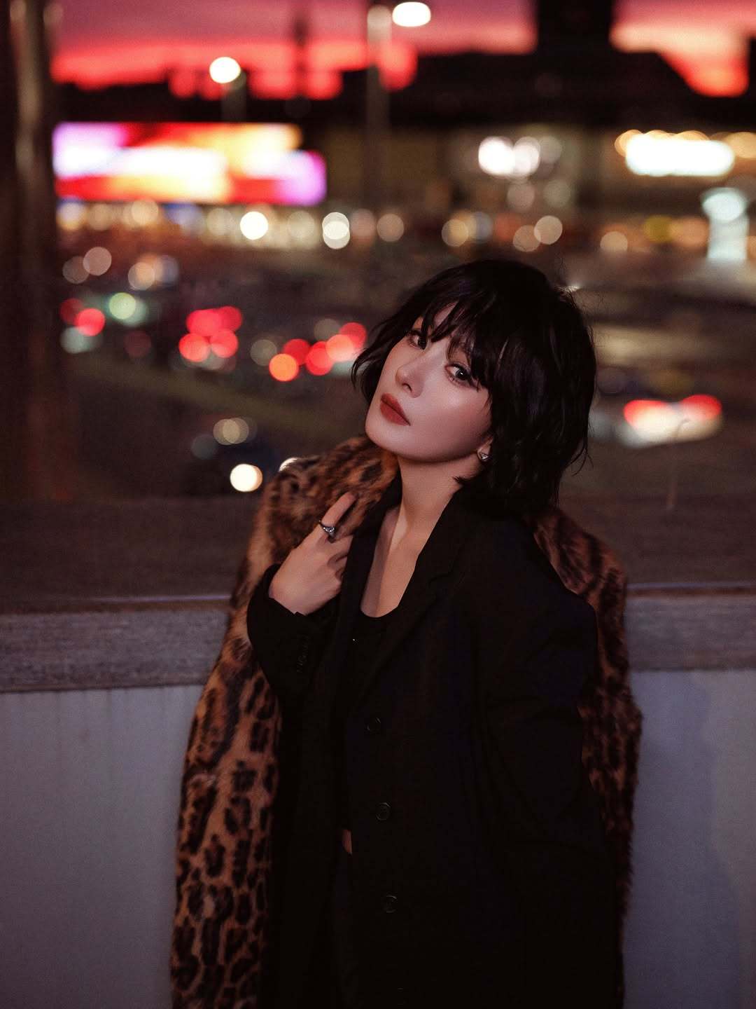 啊啊啊啊杨幂ins更新“Hi  Hi Milano🫶 ”戴帽短发对镜自拍！！！