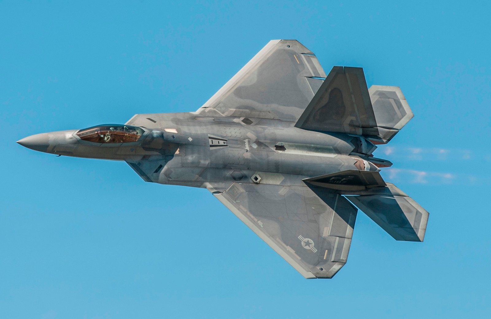 美军最先进飞机不够用了？由于执行军事任务，美国取消F-22战斗机参加超级碗飞行表