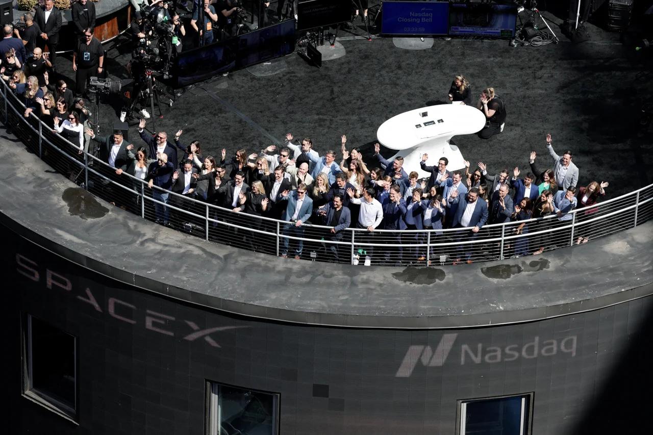 SpaceX周五在时代广场纳斯达克的阳台上庆祝了创纪录的首次公开募股（IPO）和