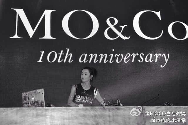 张曼玉牵狗上班 张曼玉牵着狗狗拍的MO&Co.代言短片好松弛，从十年前的默契相吸