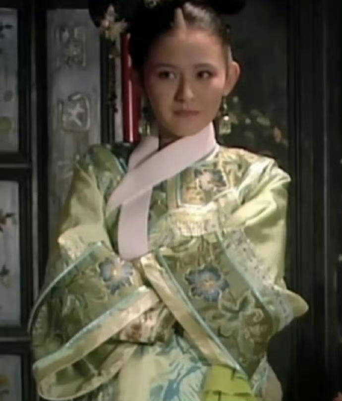 网友们谈《甄嬛传》叶澜依这么拽的原因， ​​​这就是说光脚不怕穿鞋的吗？[吐舌]