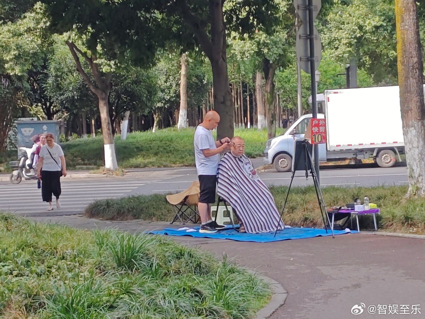 甲乙丙丁剃去的时光，被手艺人积累成财富。清晨绿道路人络绎不绝，每月烦扰一次，他的