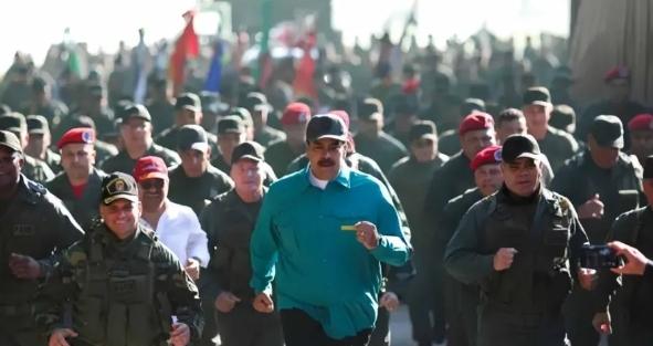 想想，为他拼命的，却是32名古巴人？一个国家的领导人要靠外国雇佣兵保护，对自己家