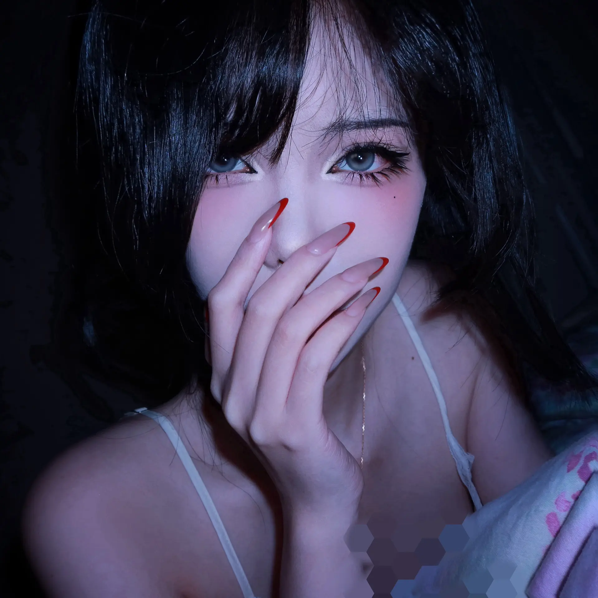 “明艳的女人欲望写尽 微微皱眉也是调情”