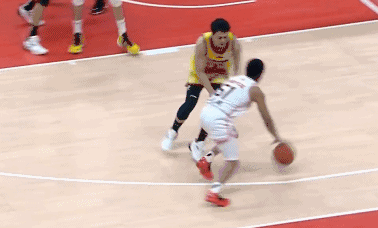 广东小外援沃特斯对姜宇星违体犯规
北京时间1月23日，广东与吉林的比赛进行至第3