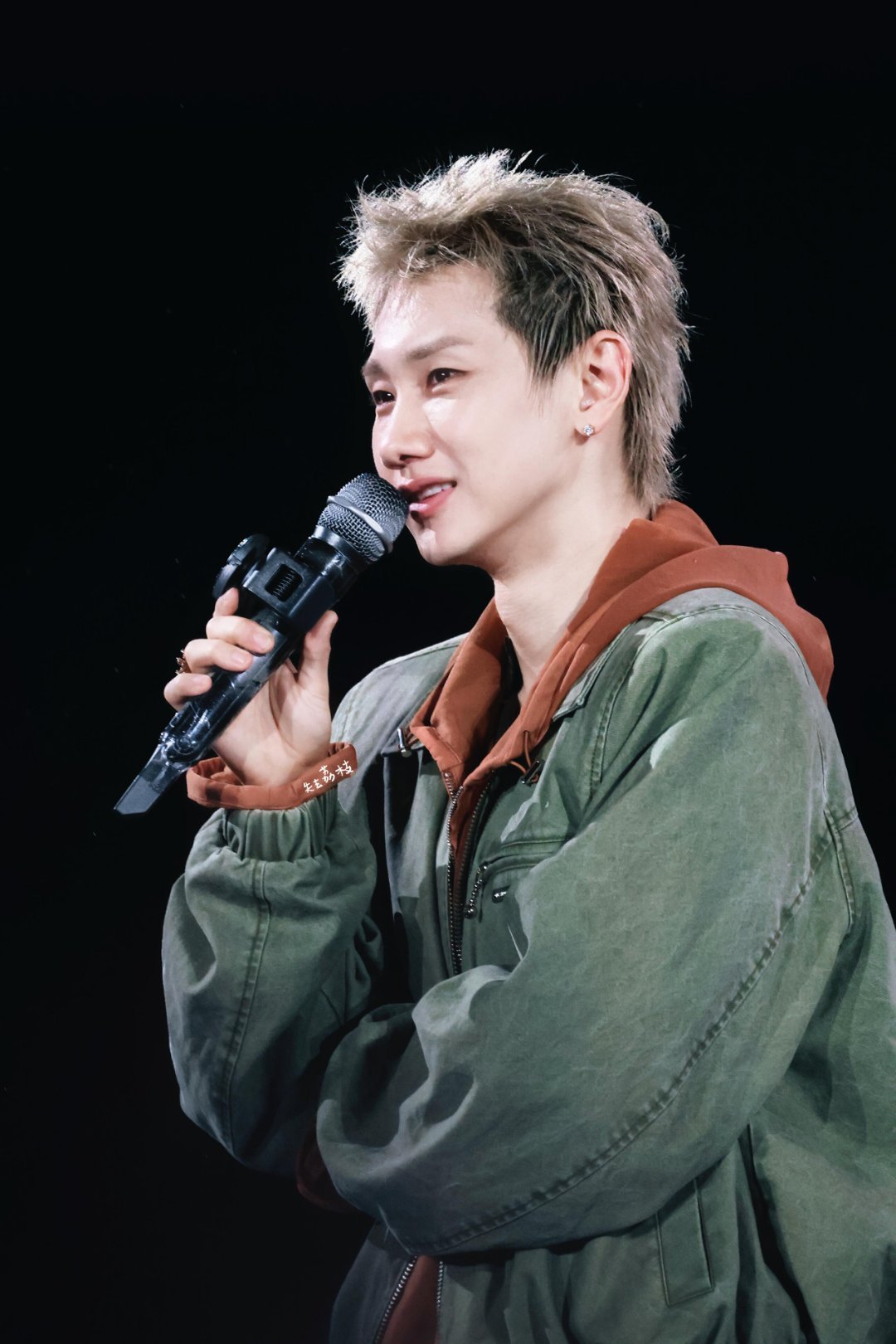 汪苏泷演唱会白天就是好天还大亮着汪苏泷就开始唱，亮片飘在太阳光里像撒糖霜，我宣布