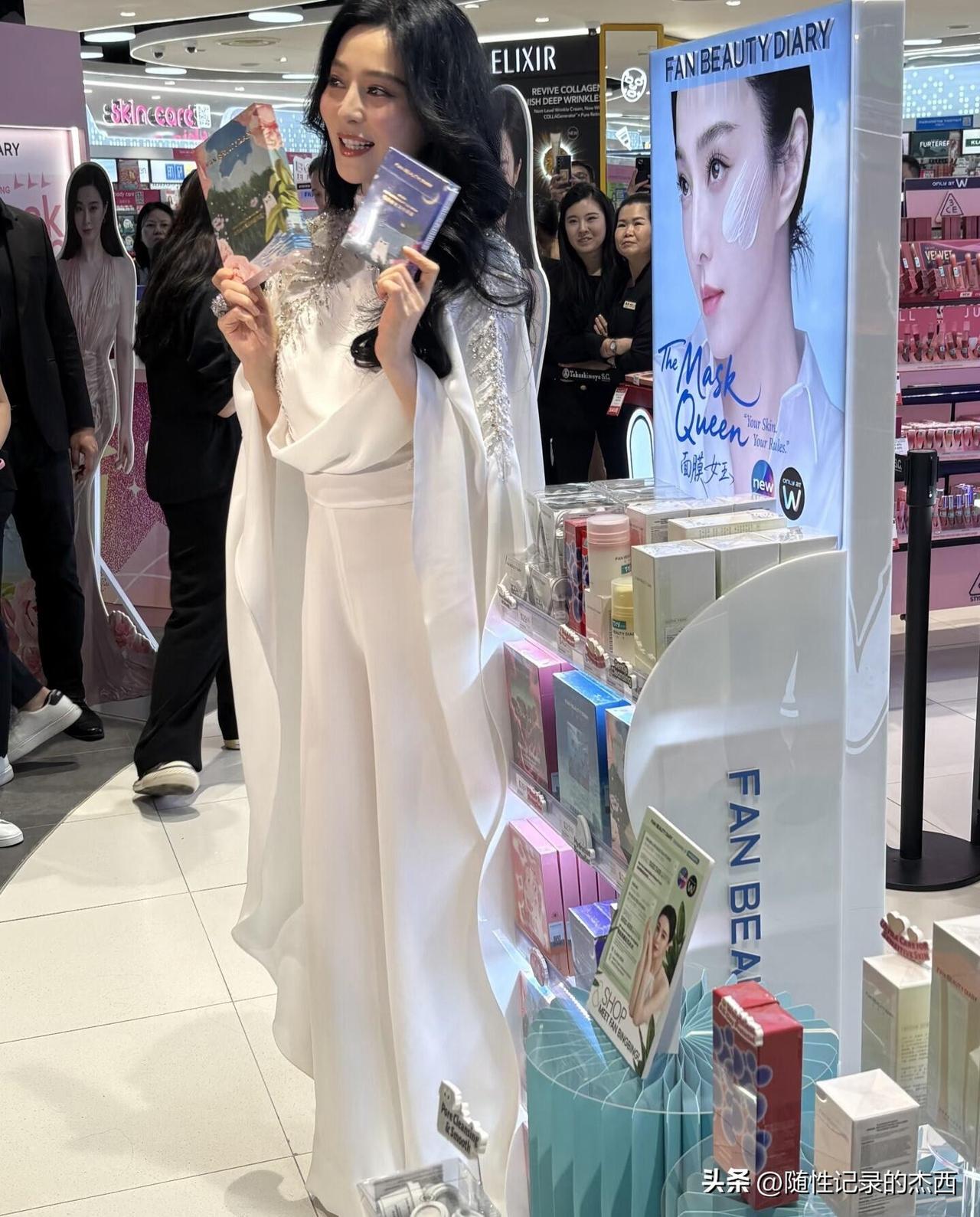 这么多年过去了，我还是觉得她好美好美啊，穿着一套米白的衣服，属于自然美，整体看起