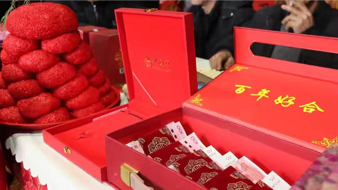 99999元彩礼当场退回！贵州这场婚礼，让全网第一次为“不收钱”鼓掌


01｜