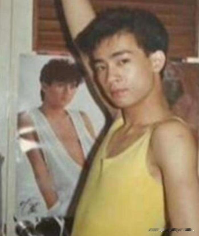 1980年的一天，13岁的陈小春兴冲冲地跑回家对父亲说：“卖掉小弟弟可以得到30