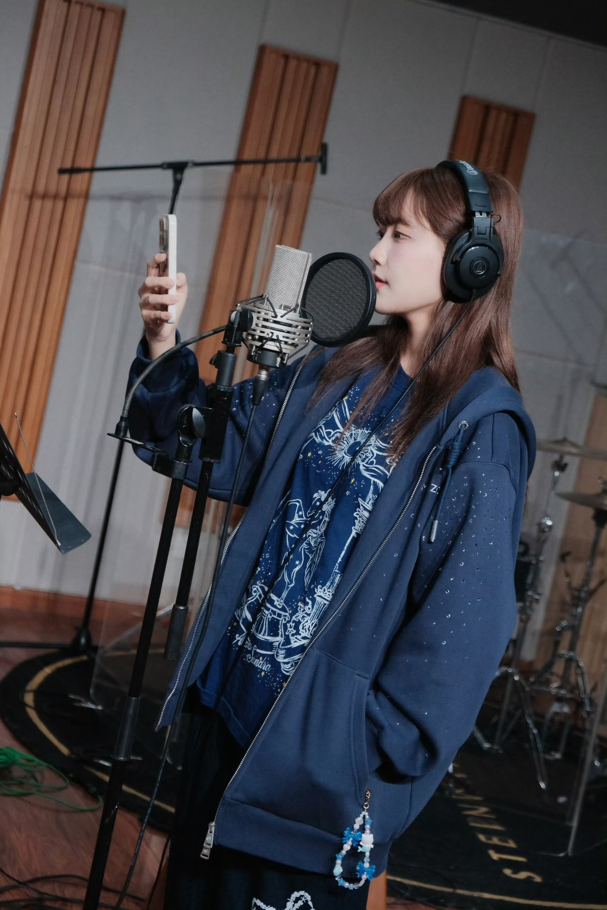 李艺彤我都三十了李艺彤我是三阿哥吗被李艺彤笑到！面对年龄相关的调侃，她直接玩梗三