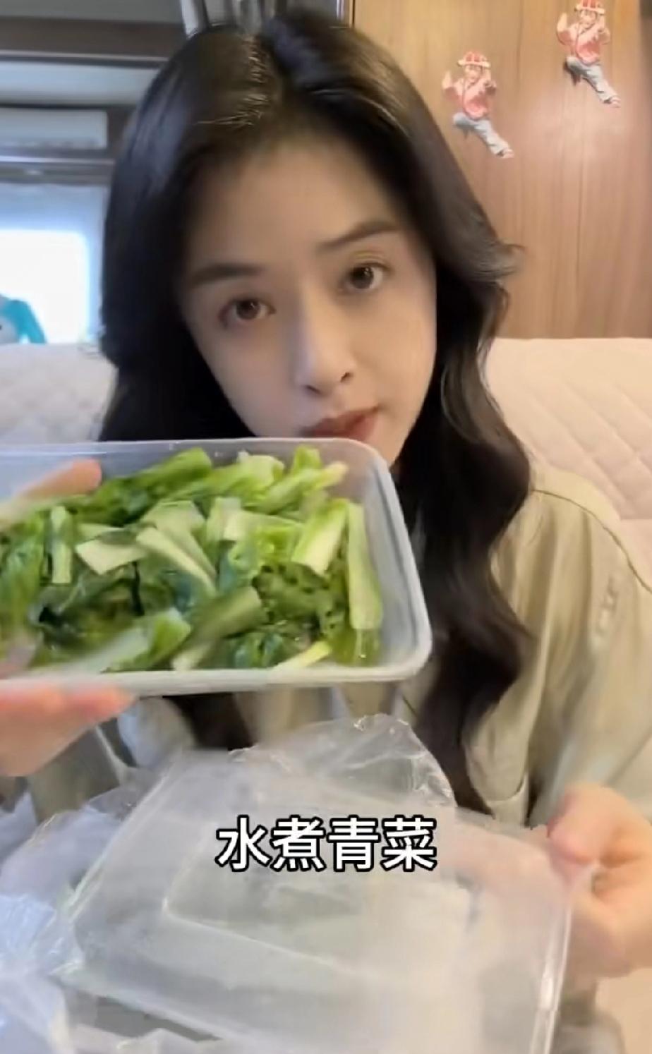 蒋欣晒出剧组为她准备的减脂餐，虽然种类很多，但都是无油无盐的，水煮青菜，水煮鸡蛋