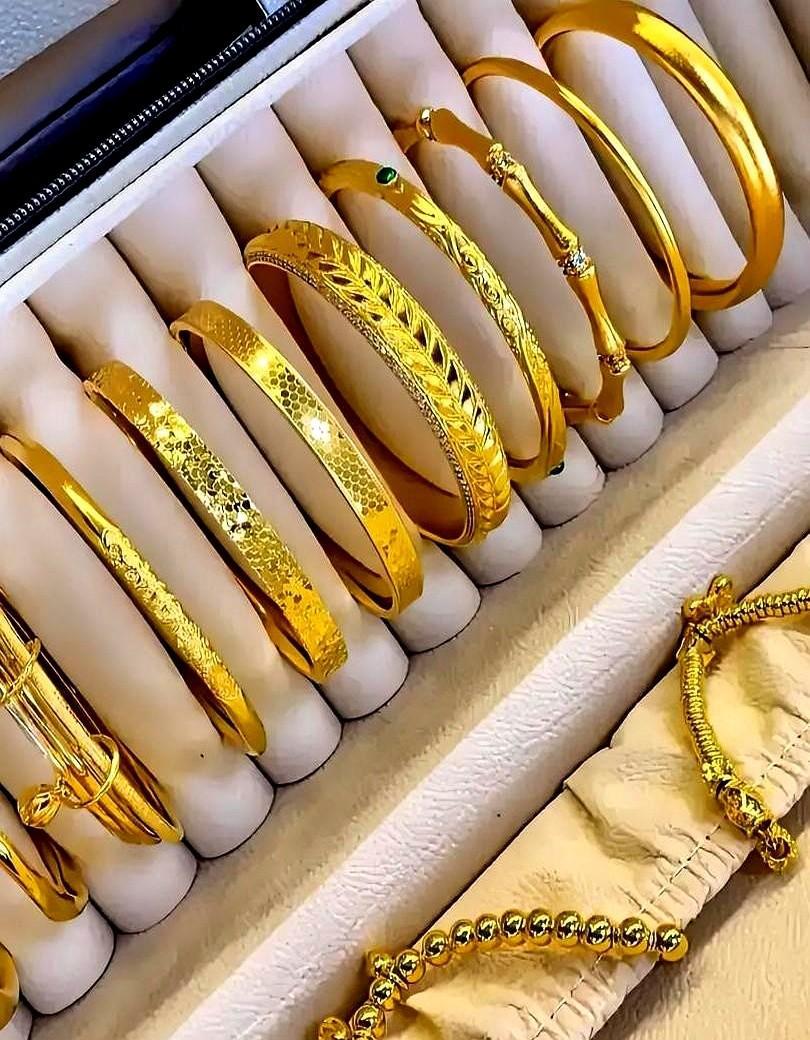 首饰越卖越火，金条却没人要了。
不是老百姓不信金了，是真没人敢拿养老钱去赌金价了