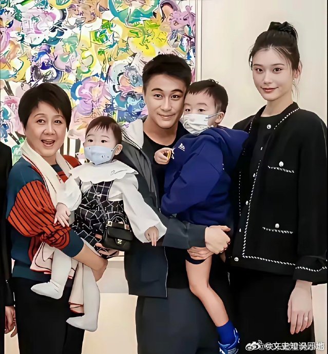 奚梦瑶儿子盼何猷君追平身高最近，奚梦瑶分享了儿子的一段萌言 —— 小家伙站在爸爸