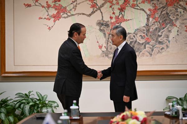王毅会见巴拿马外长马丁内斯-阿查

外交部网站 2026-05-27 14:32